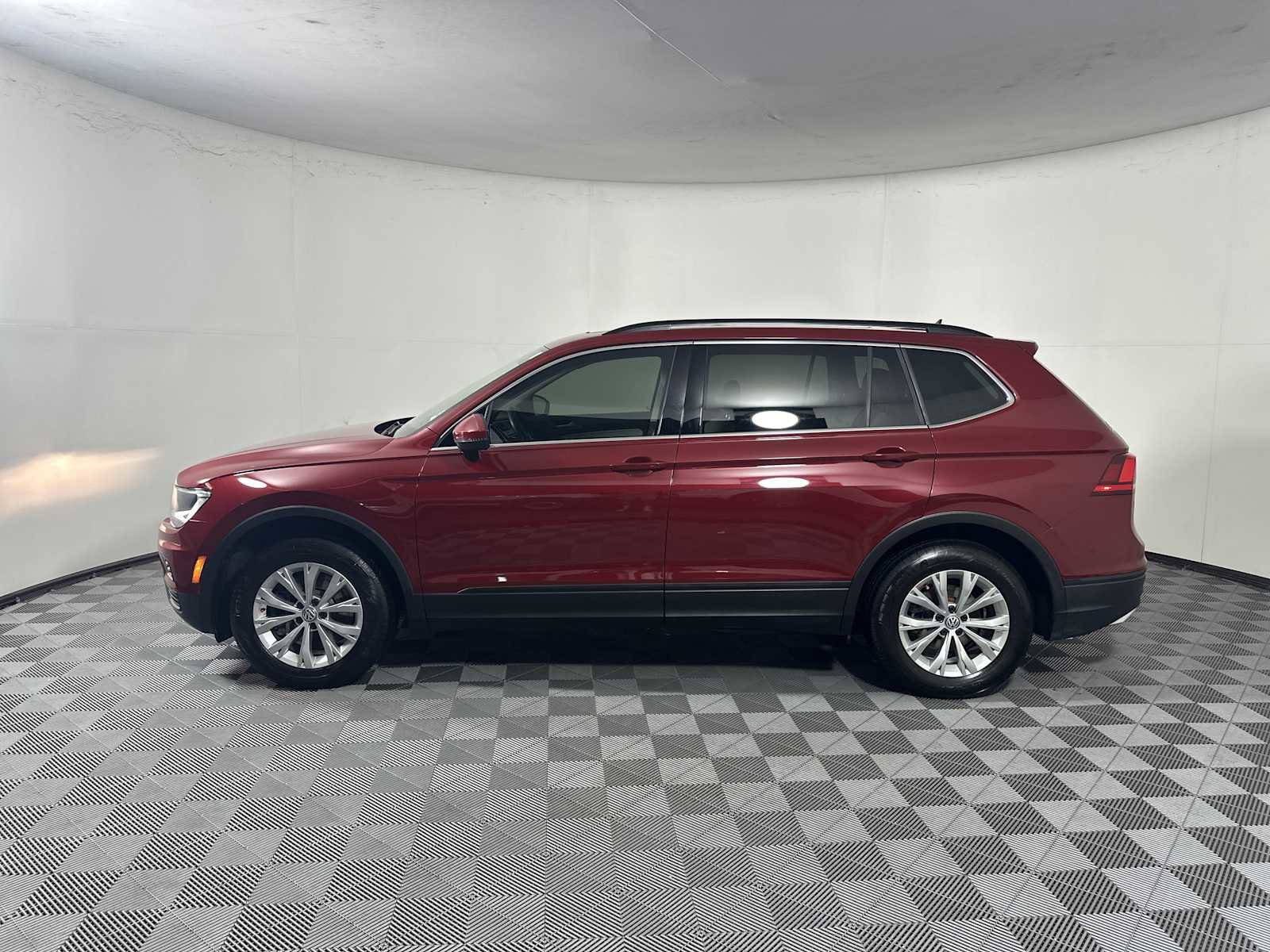 Used 2019 Volkswagen Tiguan SE w/ Panoramic Sunroof Package FWD image 4