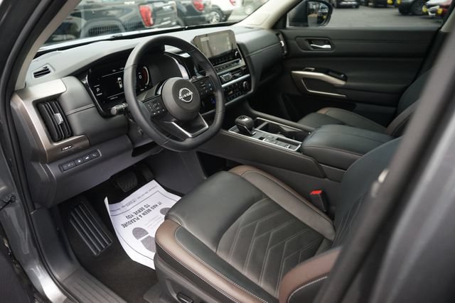 Used 2025 Nissan Pathfinder Platinum w/ Cargo Package FWD image 8