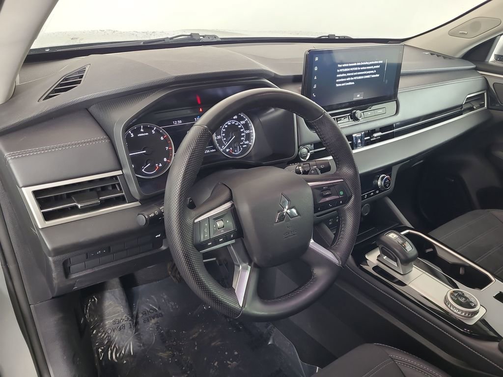 Used 2025 Mitsubishi Outlander AWD image 13