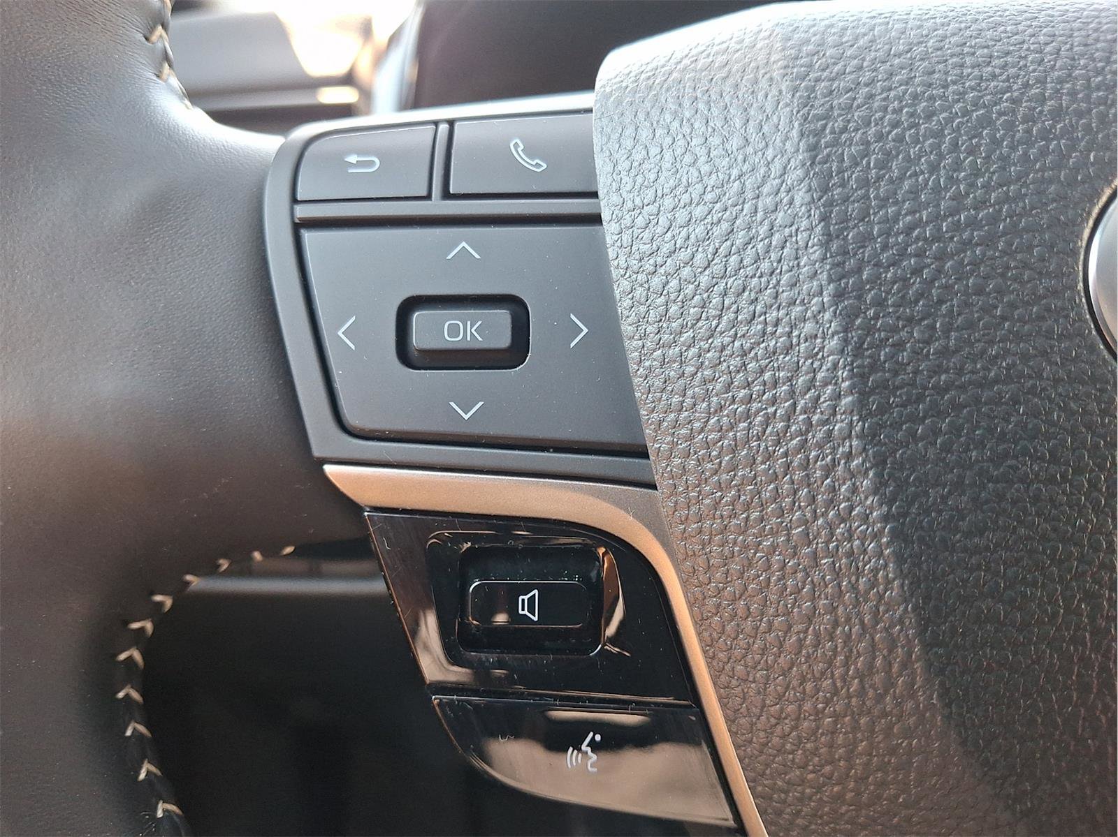 Used 2025 Toyota Camry SE w/ Convenience Package FWD image 20