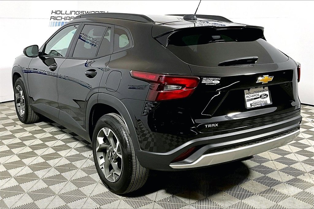 Used 2025 Chevrolet Trax LT w/ LT Convenience Package image 8