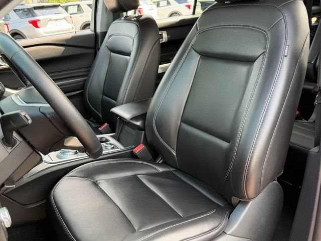 Certified 2022 Ford Explorer XLT w/ Equipment Group 202A AWD/4WD image 9