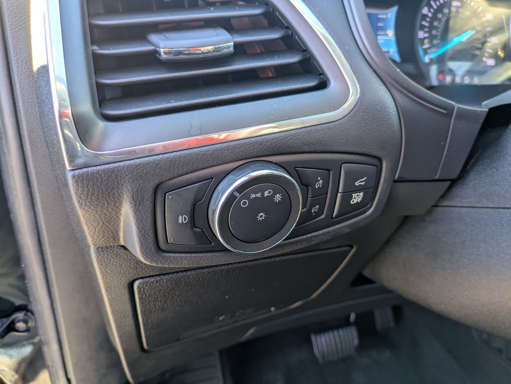 Certified 2022 Ford Edge Titanium w/ Class II Trailer Tow Package image 17