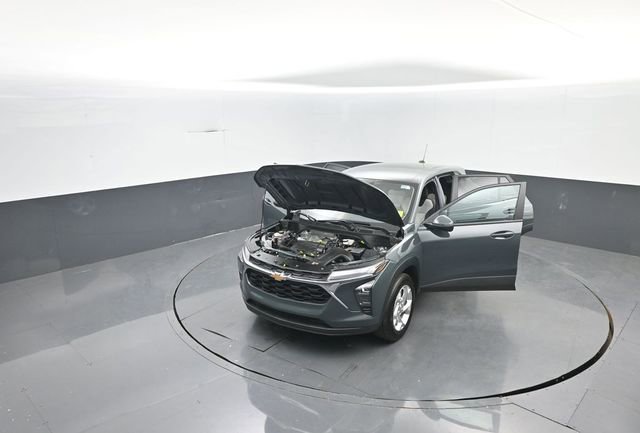 Used 2025 Chevrolet Trax LS w/ LS Convenience Package image 31