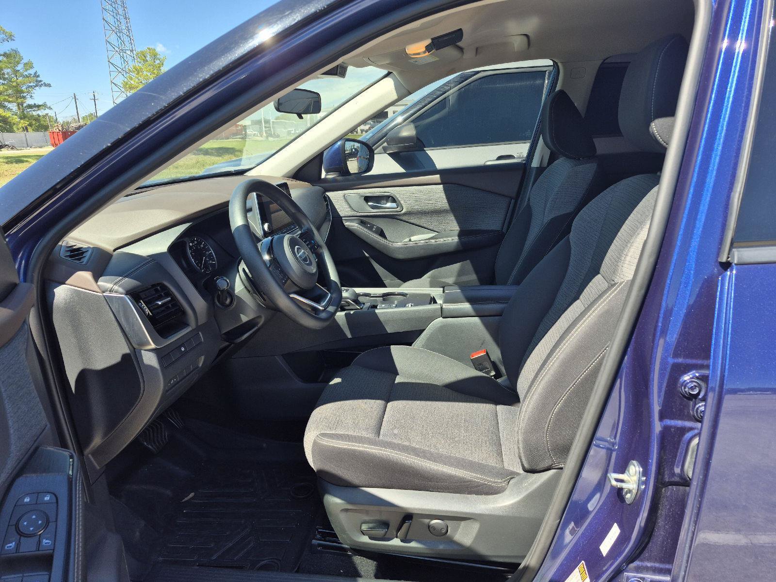 Used 2021 Nissan Rogue SV FWD image 2