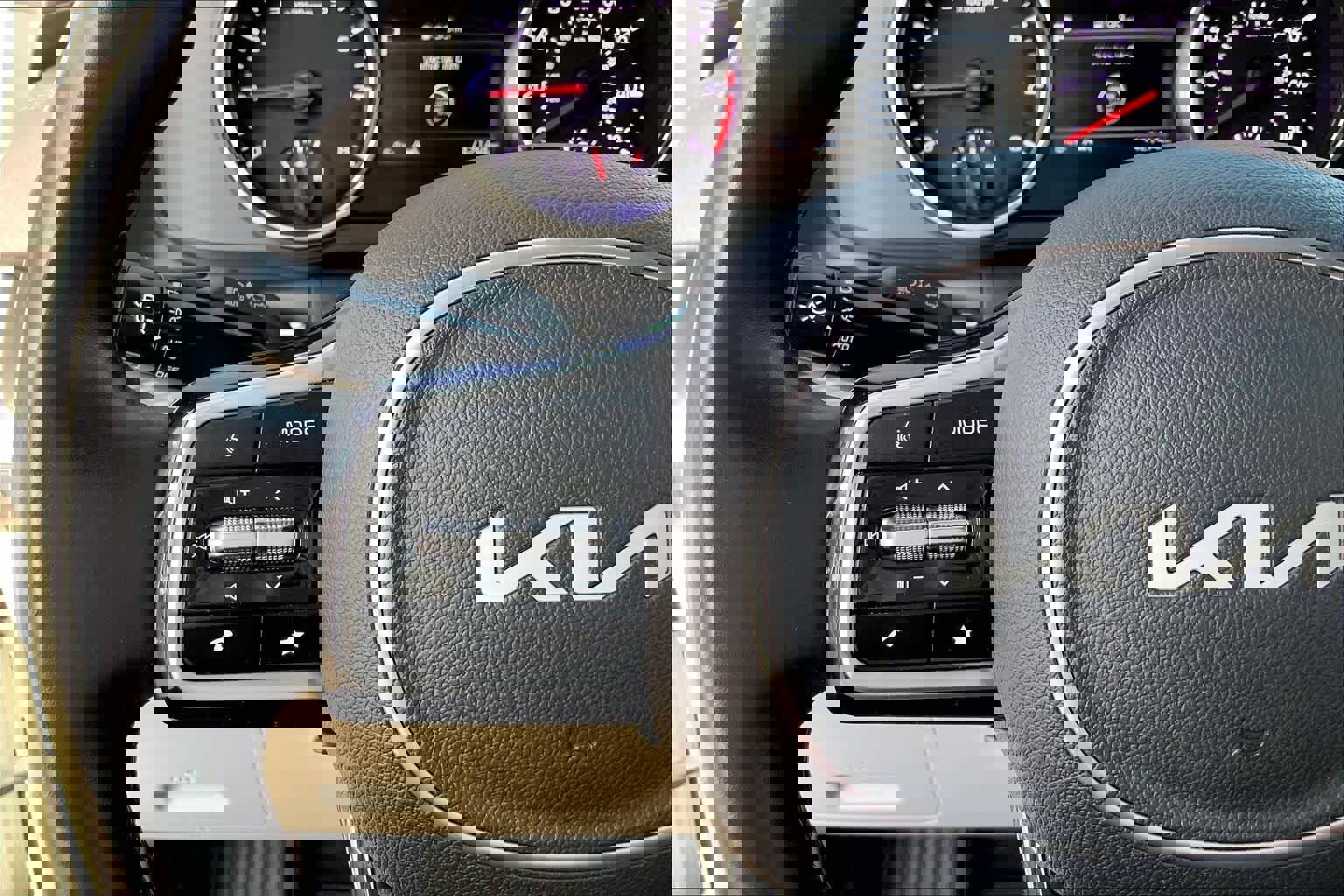 Used 2023 Kia Carnival LX image 22