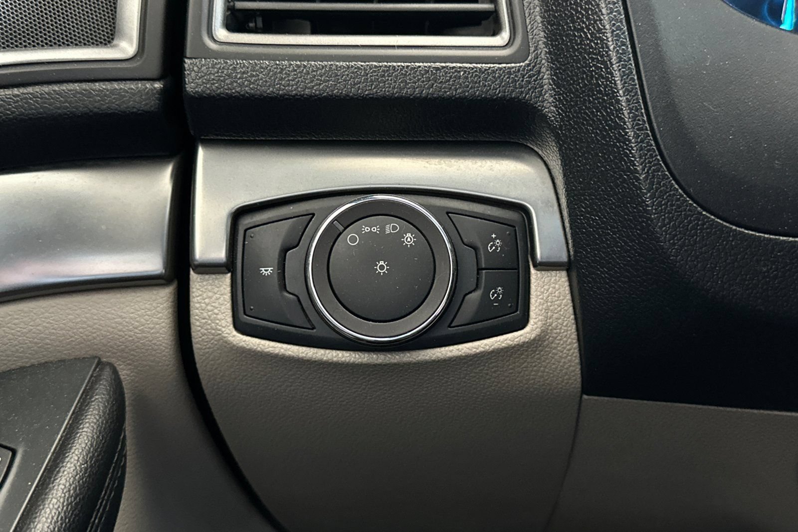Certified 2018 Ford Explorer XLT FWD image 29