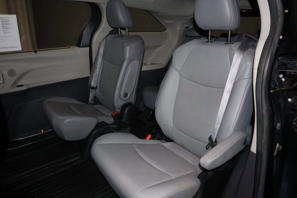 Used 2022 Toyota Sienna XLE w/ XLE Plus Package image 22