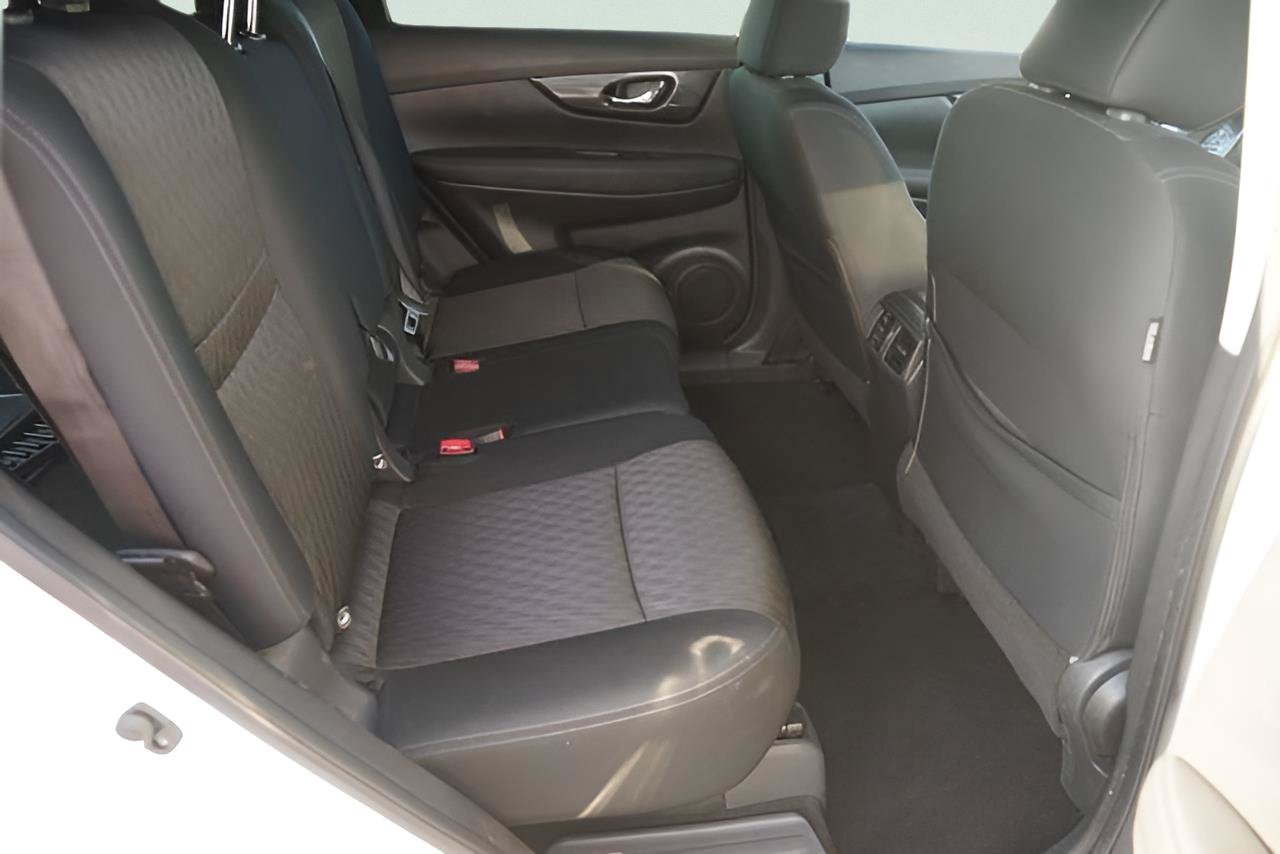 Used 2018 Nissan Rogue SV w/ Premium Package FWD image 15