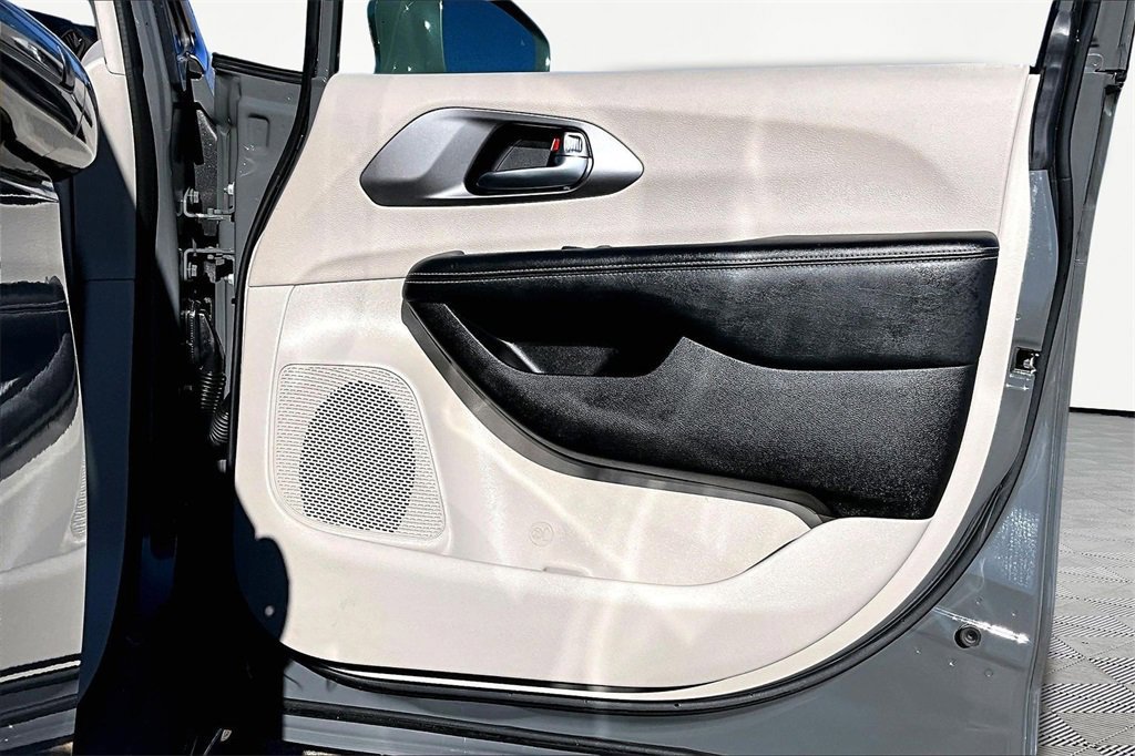 Used 2022 Chrysler Pacifica Touring-L image 24