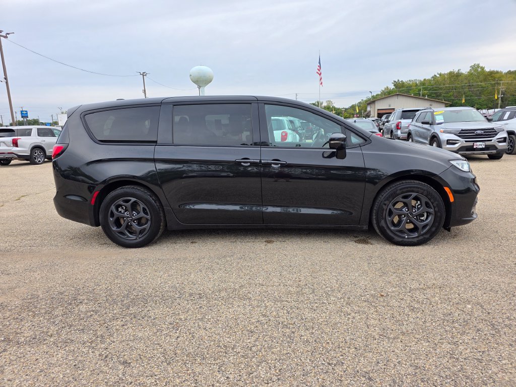 Used 2022 Chrysler Pacifica Touring-L w/ Uconnect Theater Family Group FWD image 10