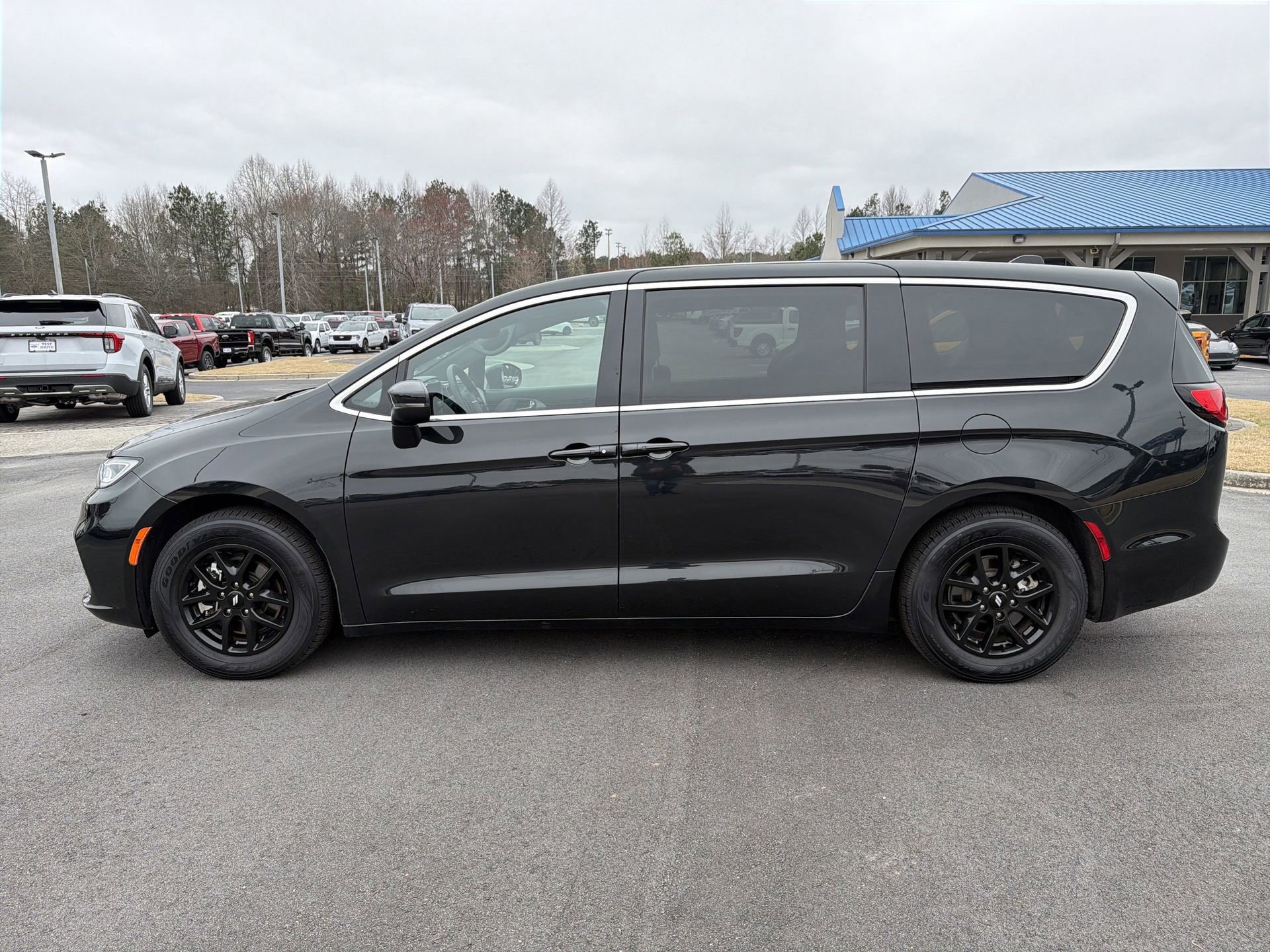 Used 2023 Chrysler Pacifica Touring image 6