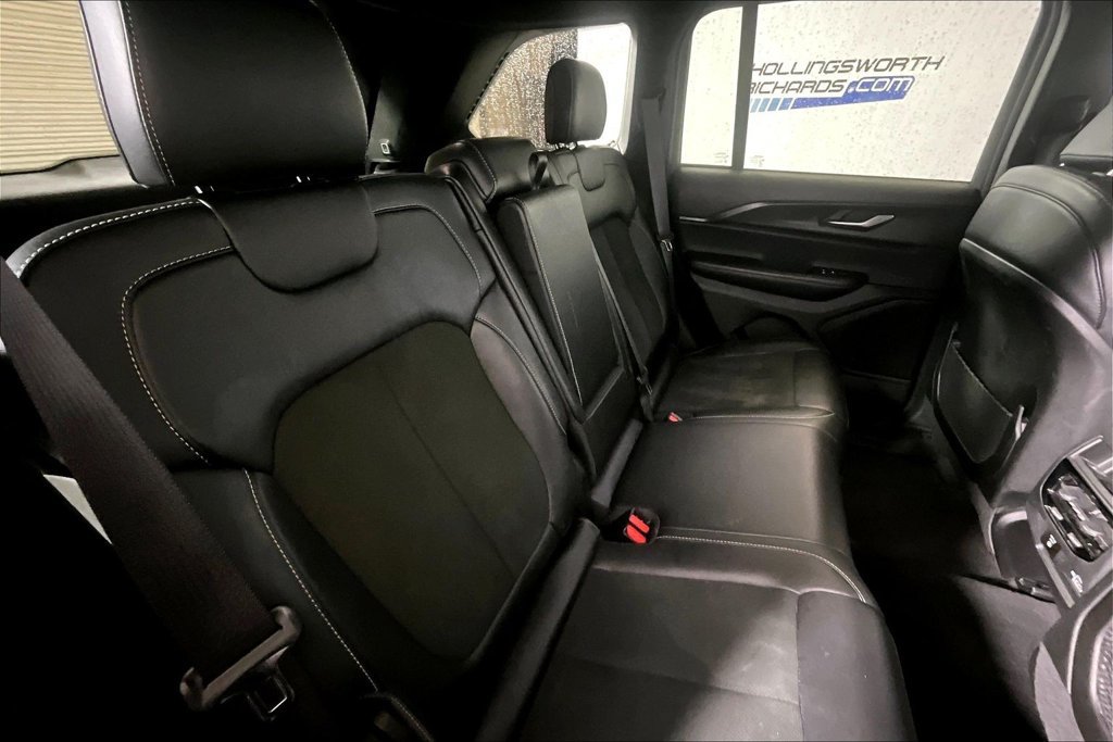 Used 2025 Jeep Grand Cherokee Altitude AWD/4WD image 22