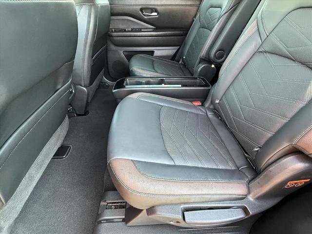 Used 2023 Nissan Pathfinder Platinum AWD/4WD image 11