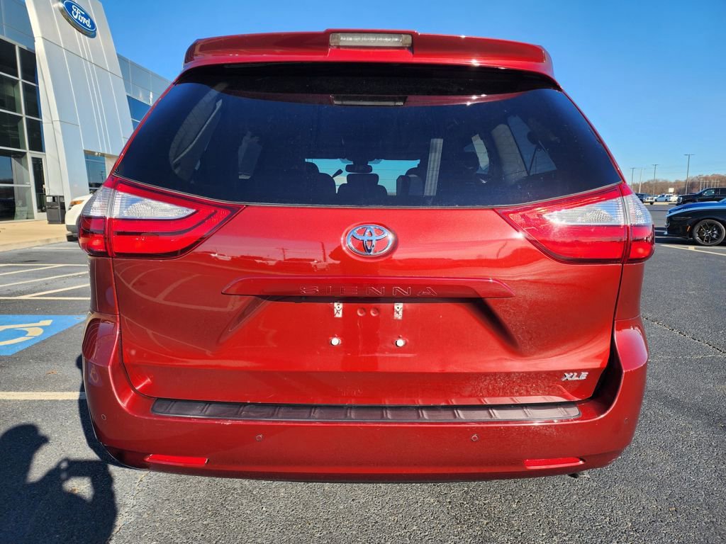 Used 2019 Toyota Sienna XLE image 7