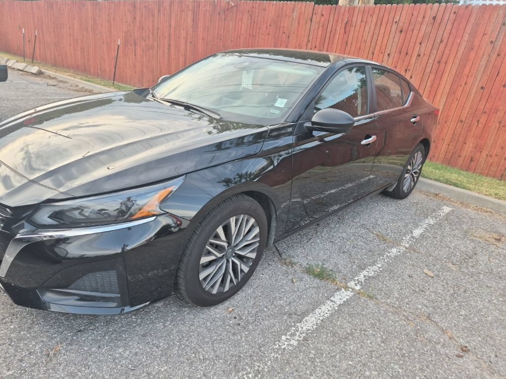 Used 2025 Nissan Altima 2.5 SV FWD image 3