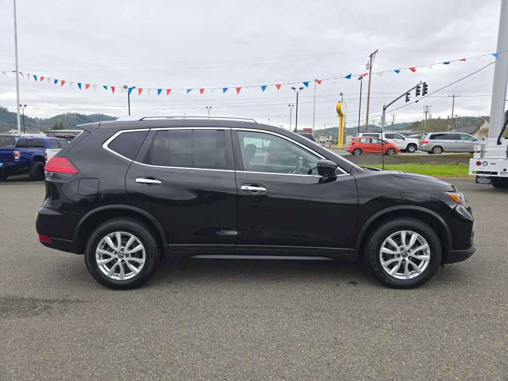 Used 2017 Nissan Rogue SV w/ SV Premium Package image 6