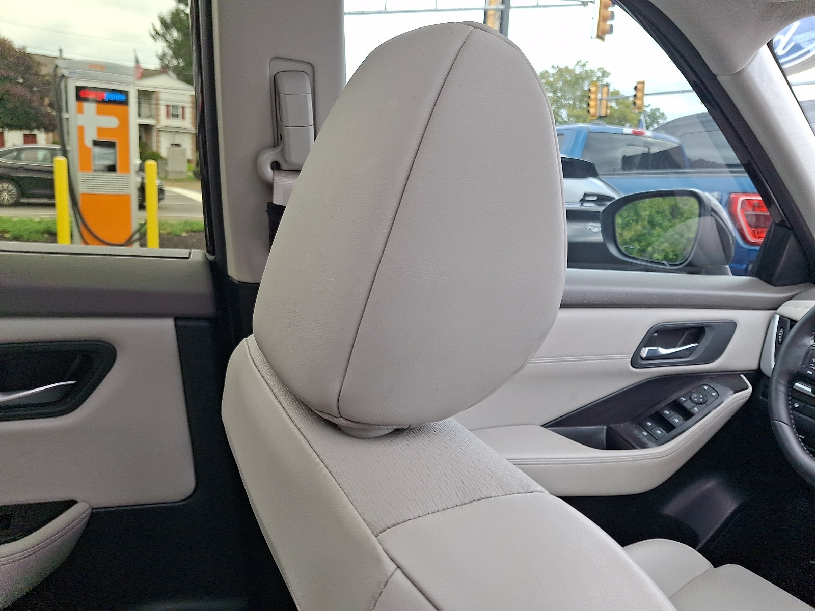 Used 2025 Nissan Rogue SV w/ SV Premium Package FWD image 13
