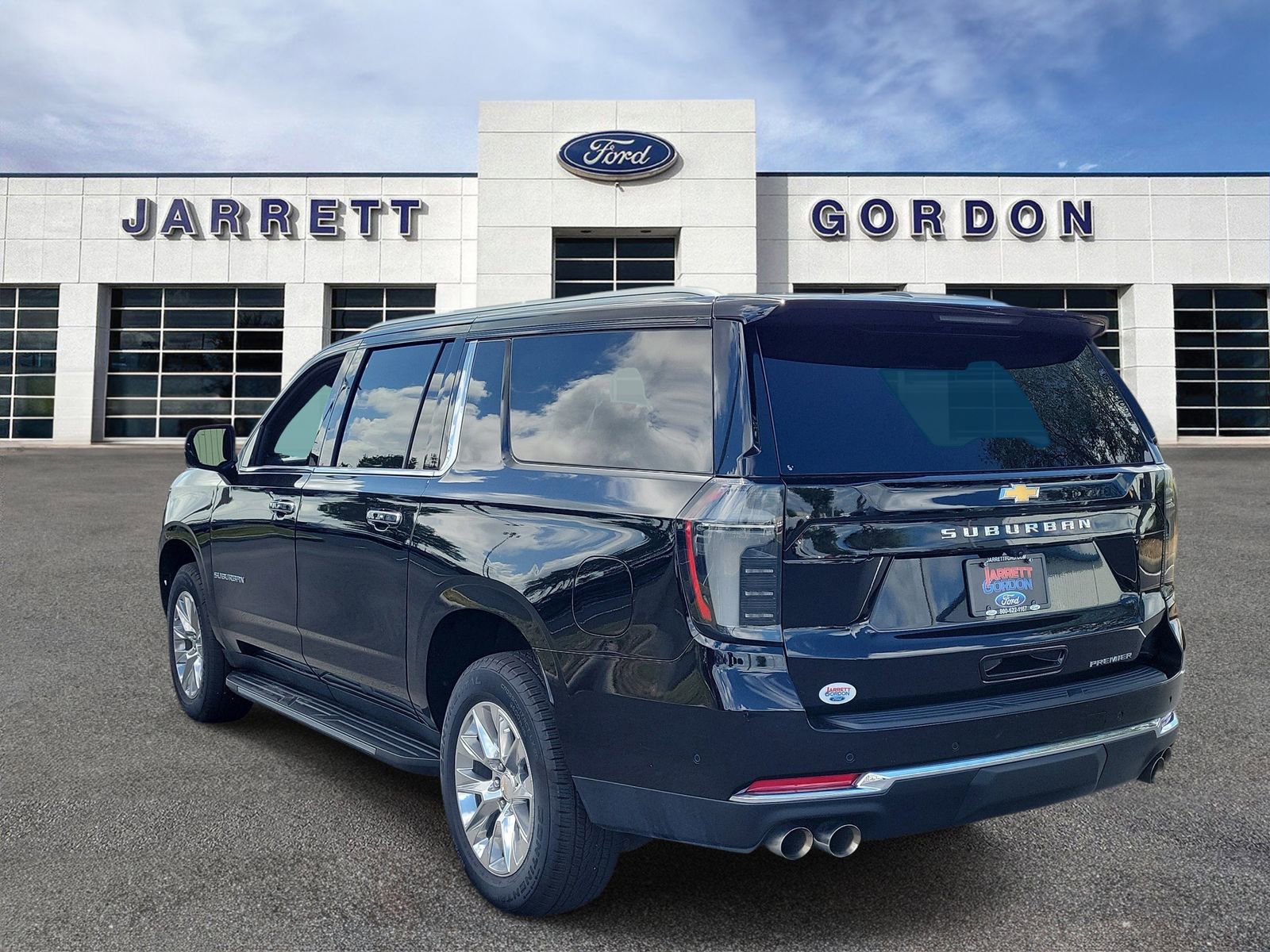 Used 2025 Chevrolet Suburban Premier AWD/4WD image 3