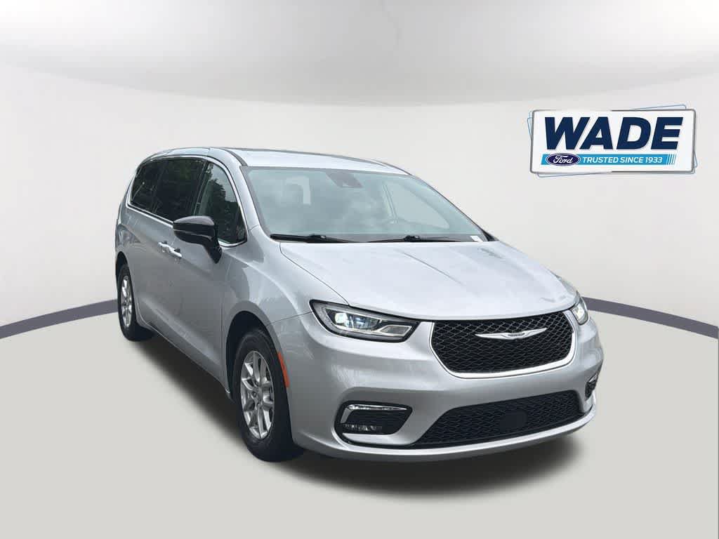 Used 2024 Chrysler Pacifica Touring-L FWD image 3
