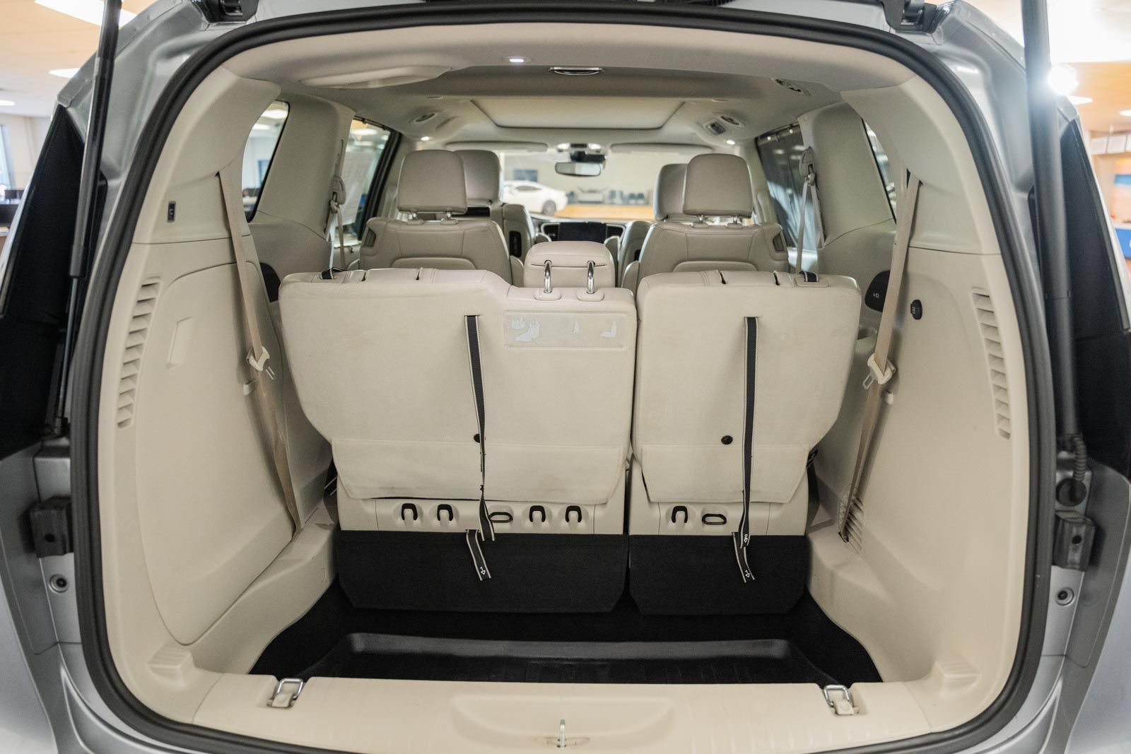 Used 2021 Chrysler Pacifica Touring-L w/ Uconnect Theater Family Group FWD image 8