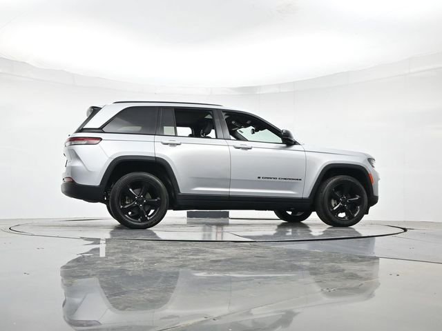 Used 2024 Jeep Grand Cherokee Altitude AWD/4WD image 31