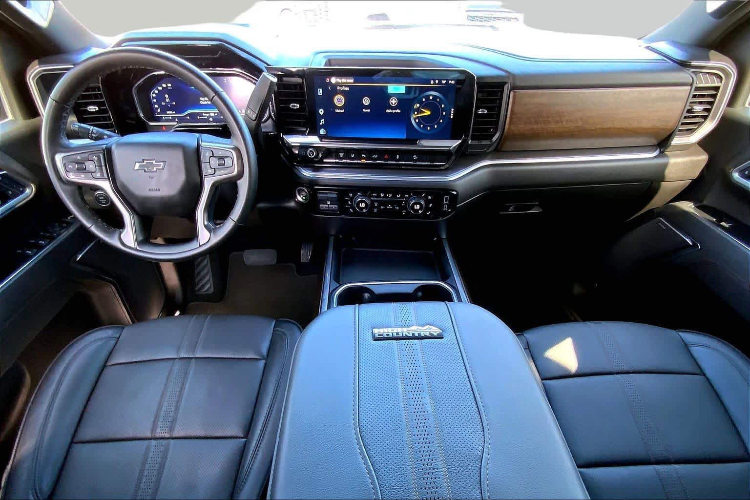 Used 2025 Chevrolet Silverado 2500 High Country w/ Midnight Edition AWD/4WD image 14