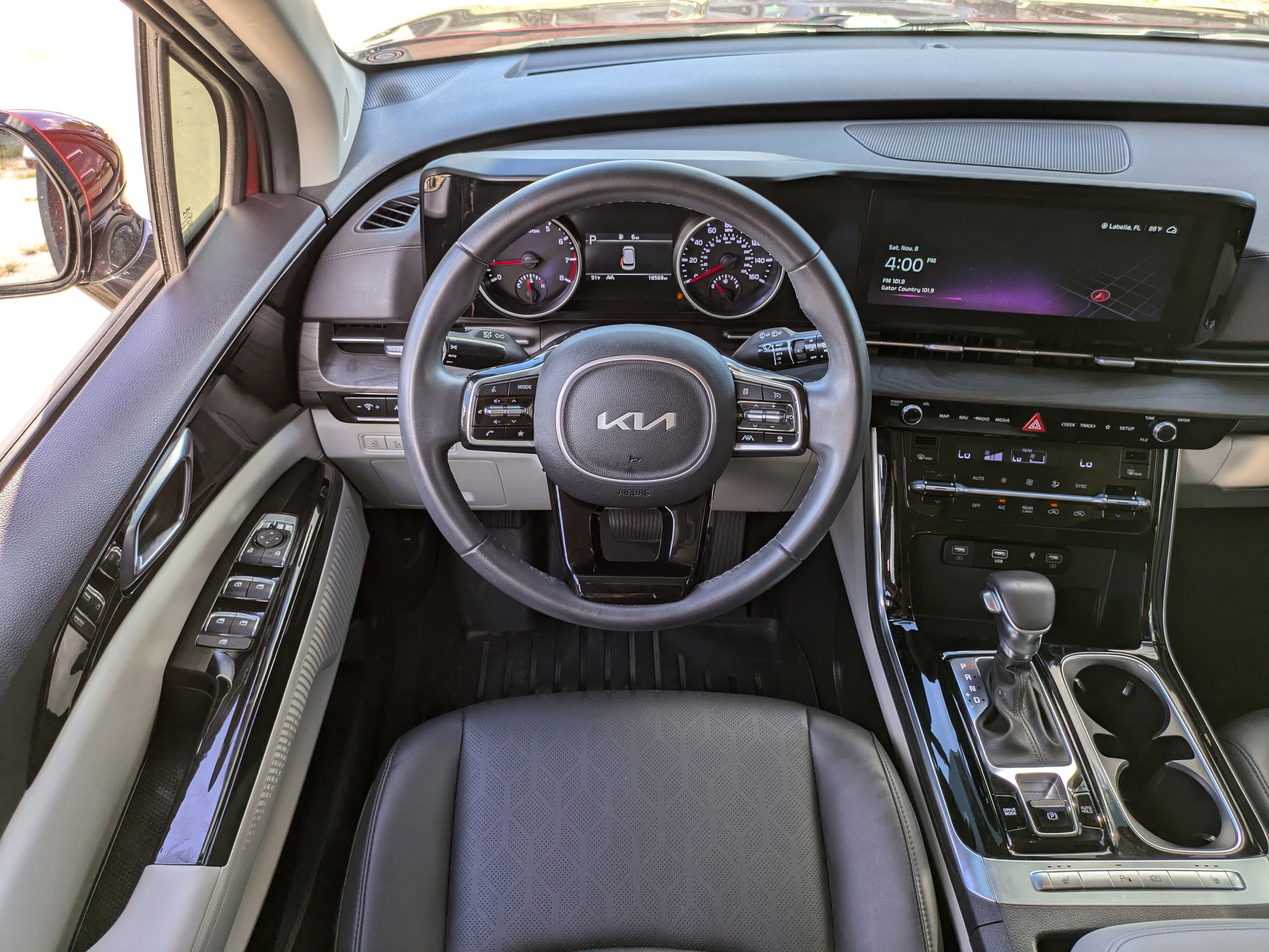 Used 2024 Kia Carnival EX image 19