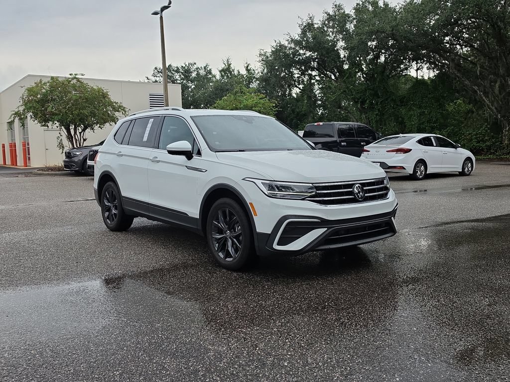 Used 2024 Volkswagen Tiguan SE w/ Panoramic Sunroof Package FWD image 2
