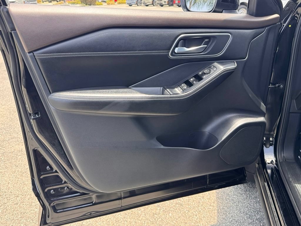 Used 2021 Nissan Rogue SV w/ Premium Package FWD image 16