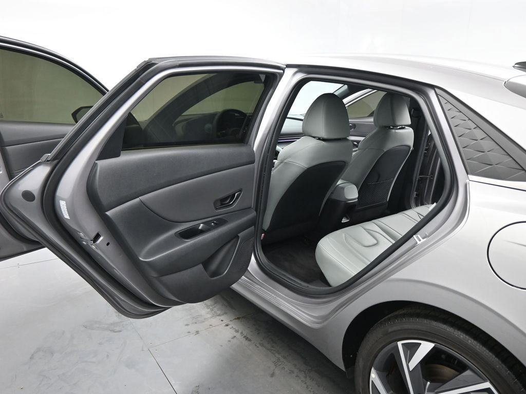 Used 2024 Hyundai Elantra Limited image 46