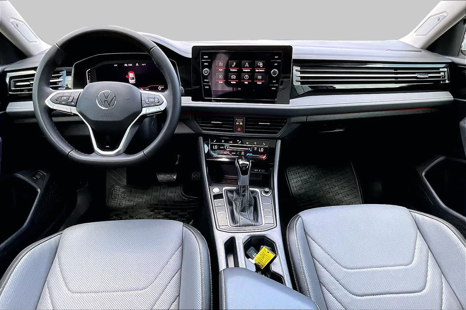 Used 2025 Volkswagen Jetta SEL FWD image 16