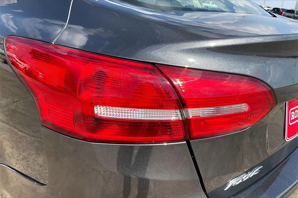 Certified 2018 Ford Focus SE w/ SE Appearance Package image 20