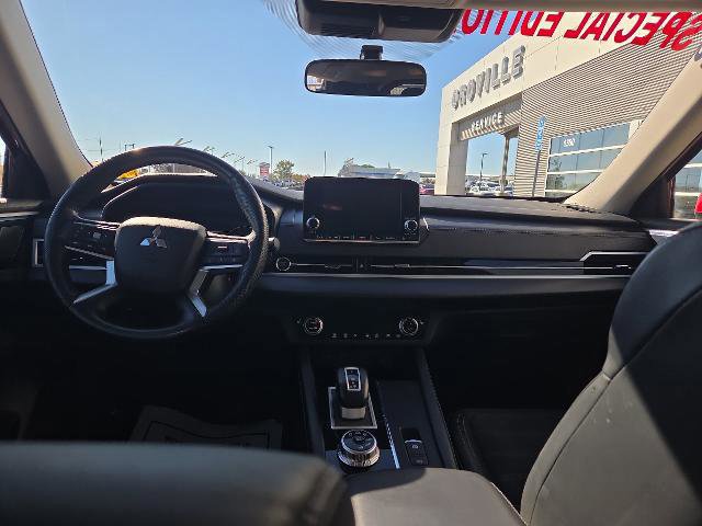 Used 2023 Mitsubishi Outlander SE image 15