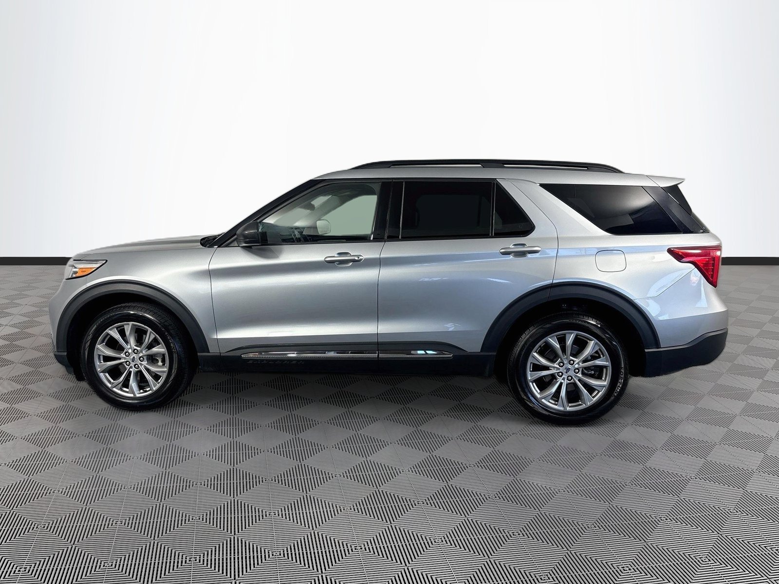 Certified 2023 Ford Explorer XLT w/ Equipment Group 202A AWD/4WD image 4