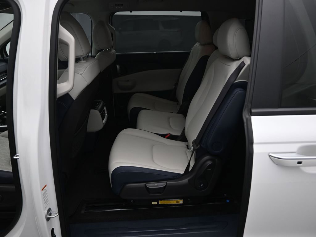 Used 2025 Kia Carnival EX image 19