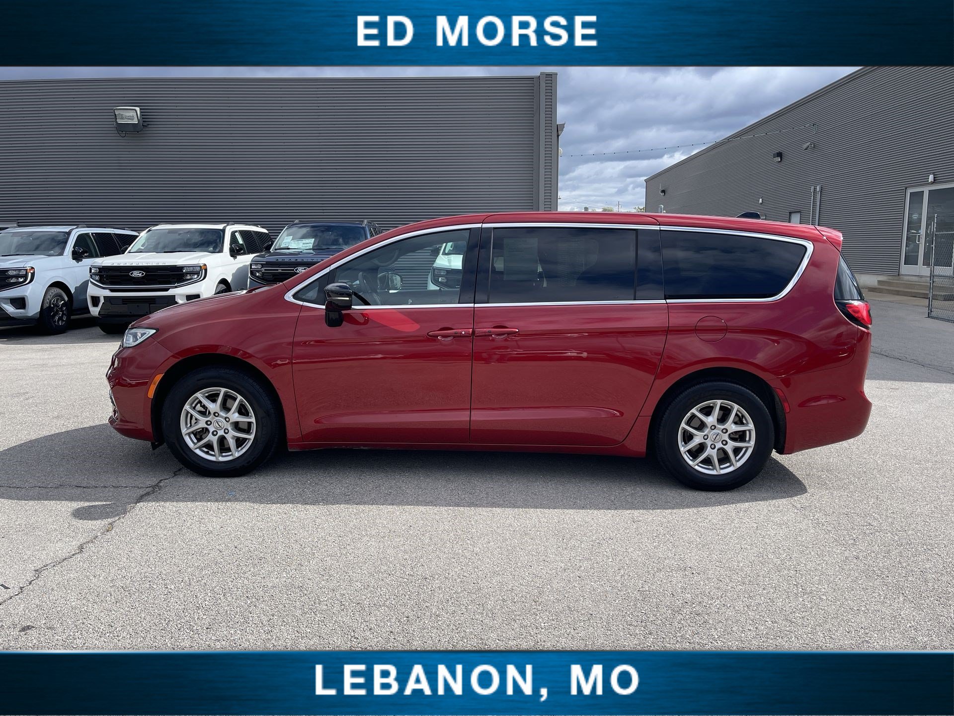 Used 2025 Chrysler Pacifica Select FWD image 5
