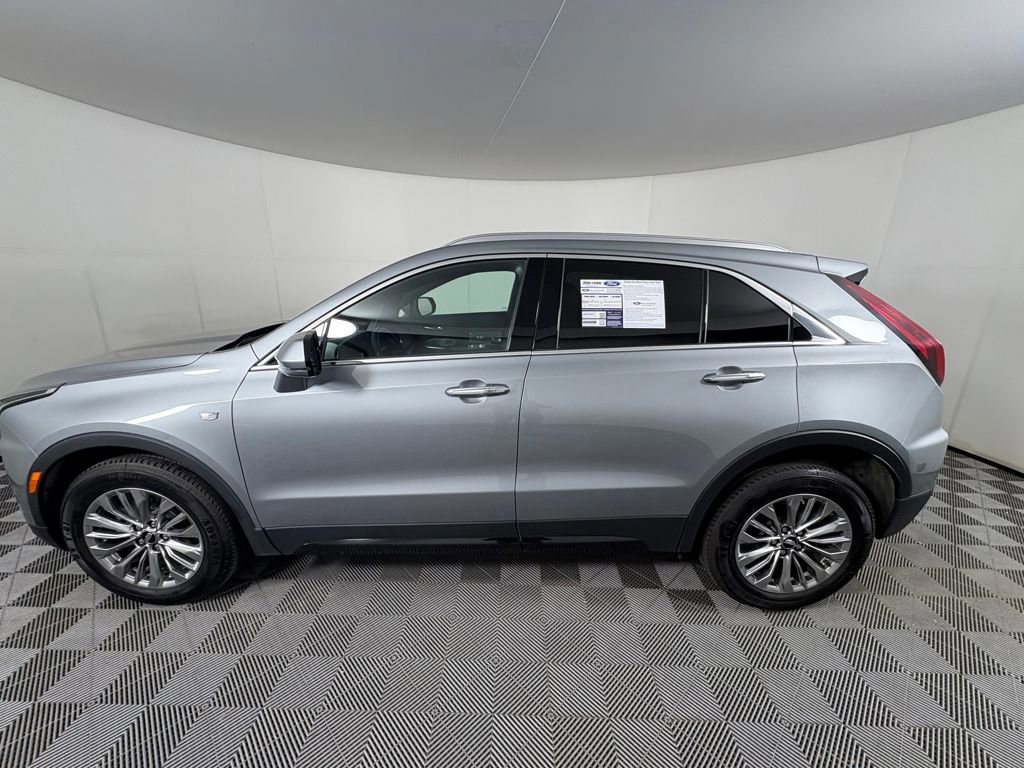 Used 2024 Cadillac XT4 Premium Luxury image 2