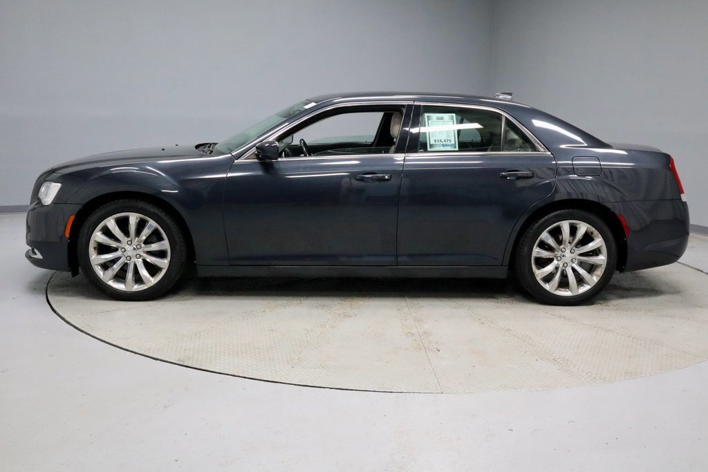 Used 2018 Chrysler 300 Touring L image 2