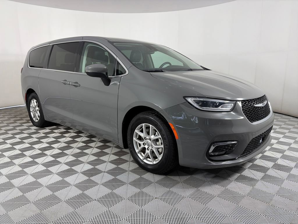 Used 2023 Chrysler Pacifica Touring-L FWD image 6