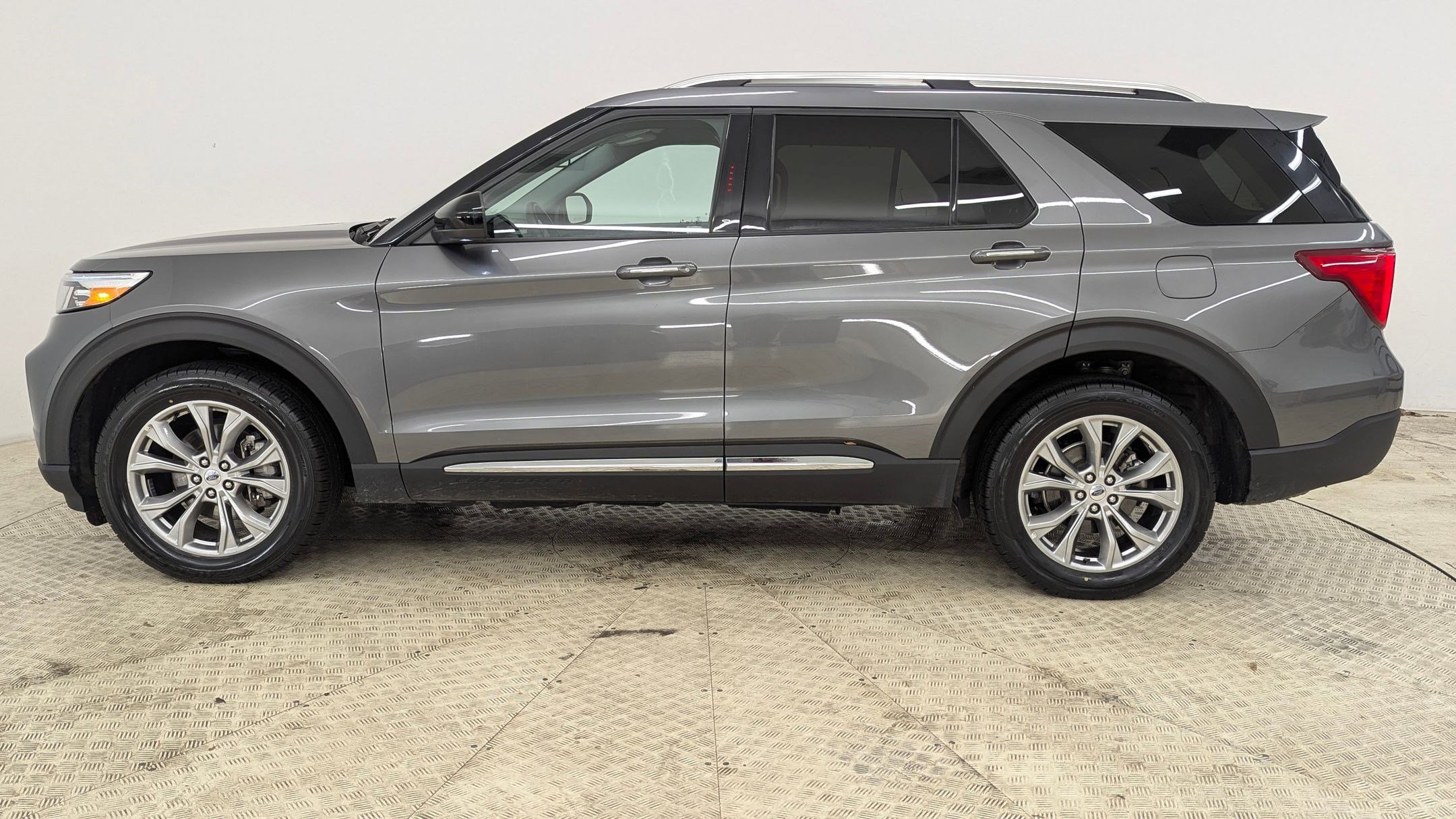 Certified 2024 Ford Explorer Limited image 2