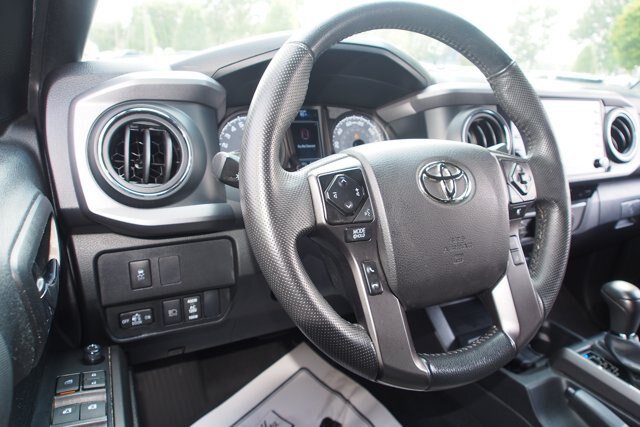 Used 2022 Toyota Tacoma TRD Off-Road w/ Technology Package AWD/4WD image 15