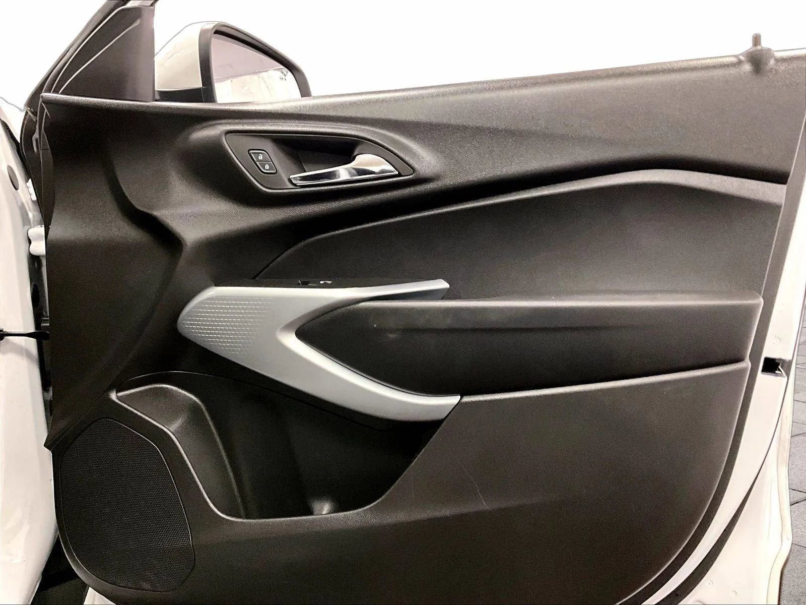 Used 2025 Chevrolet Trax LS w/ LS Convenience Package image 23