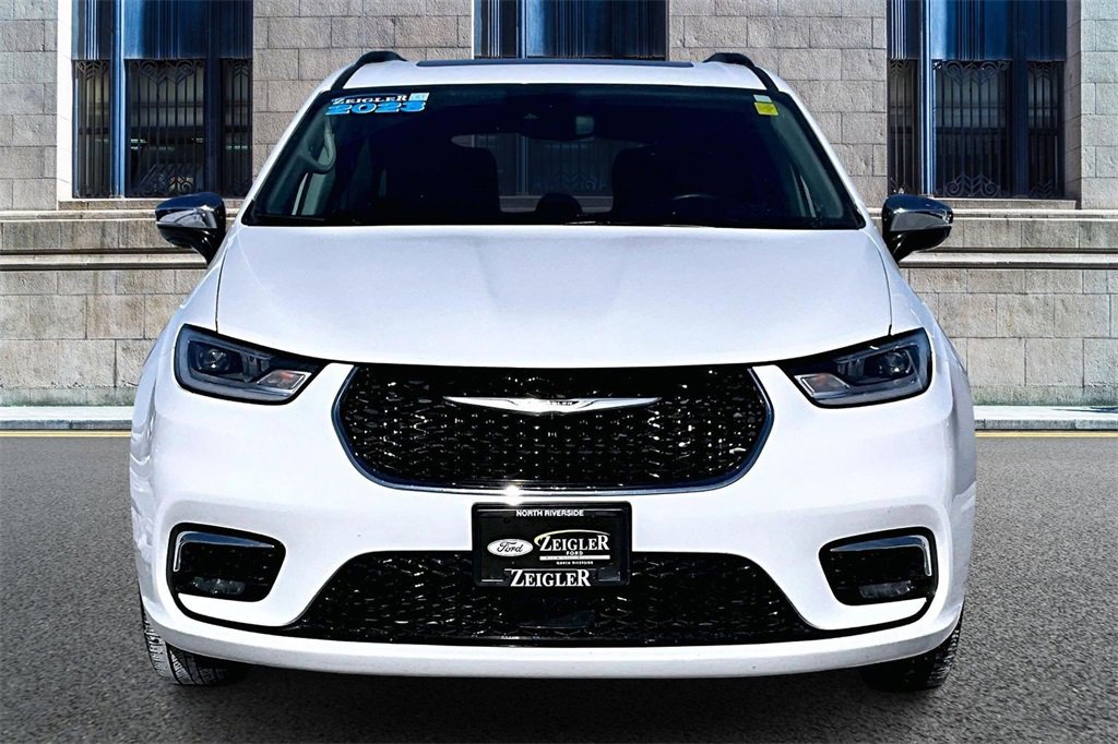 Used 2023 Chrysler Pacifica Limited image 3