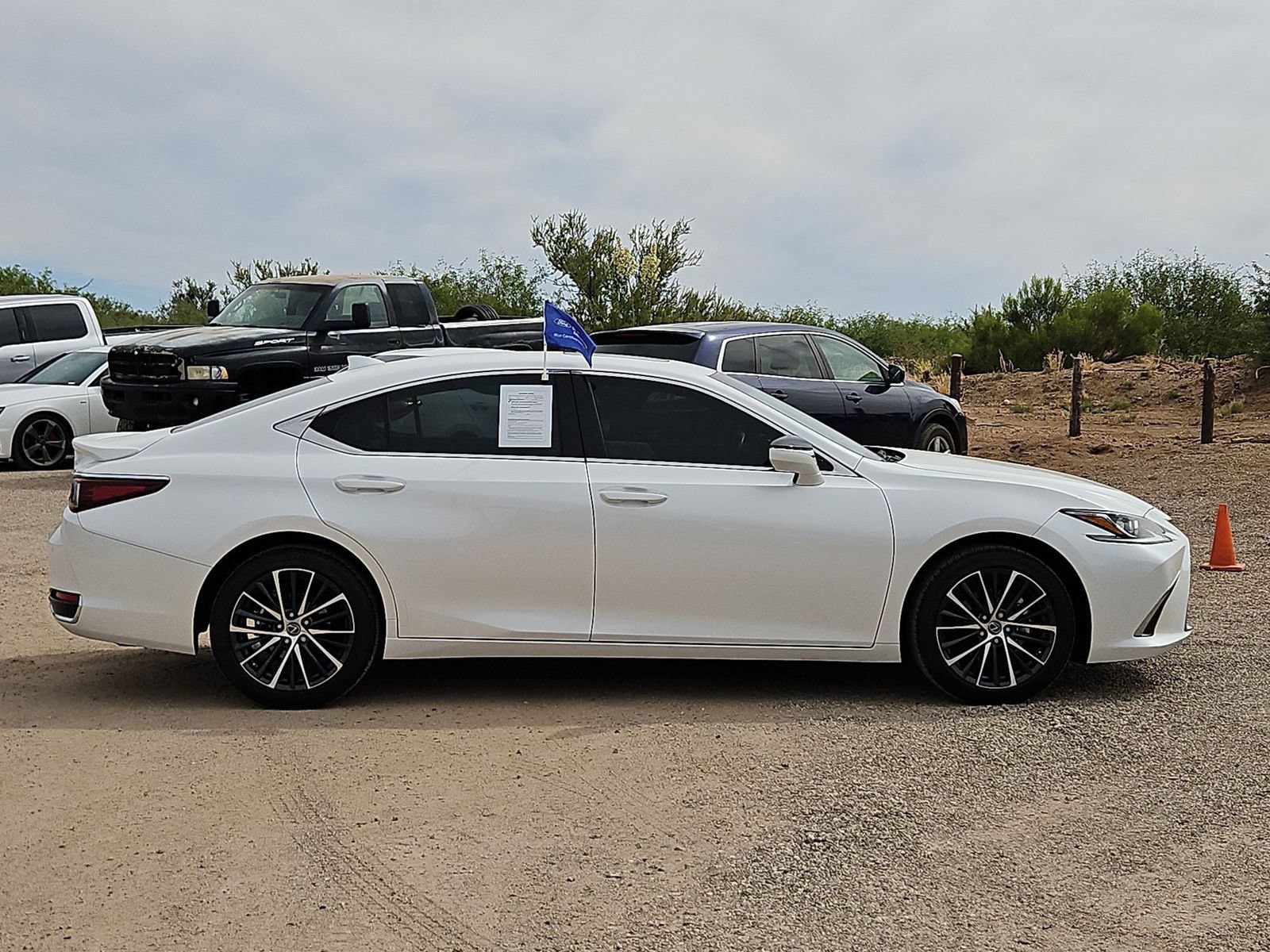 Used 2025 Lexus ES 300h w/ Premium Package FWD image 4