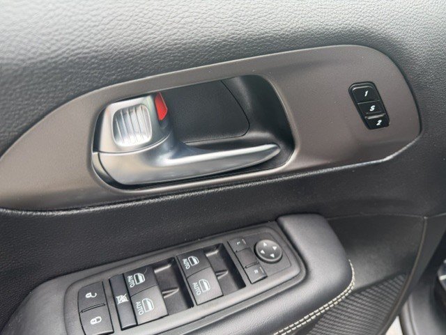 Used 2025 Chrysler Pacifica Select FWD image 12