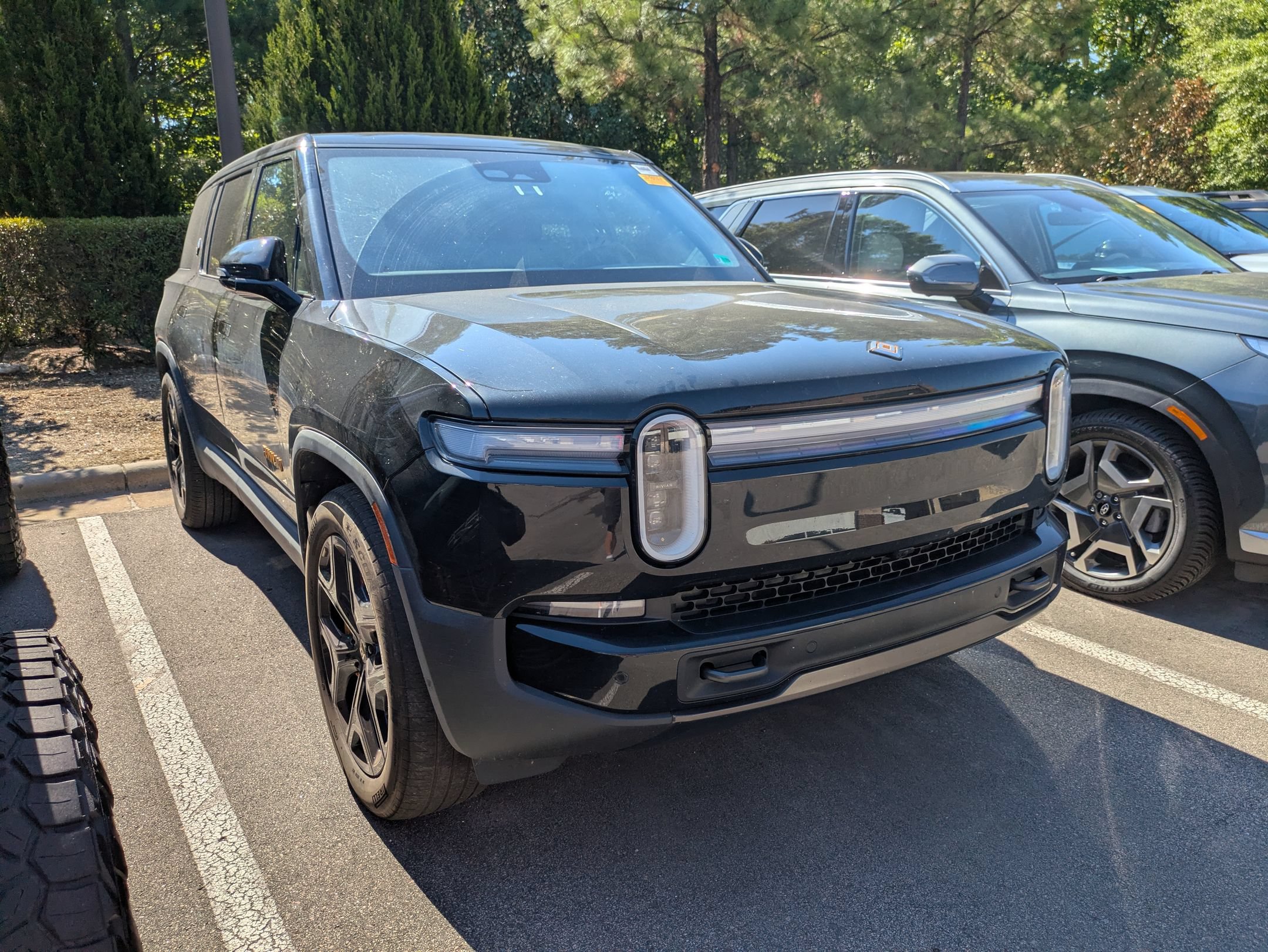 Used 2026 Rivian R1S Premium AWD/4WD image 1