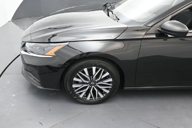 Used 2025 Nissan Altima 2.5 SV FWD image 9
