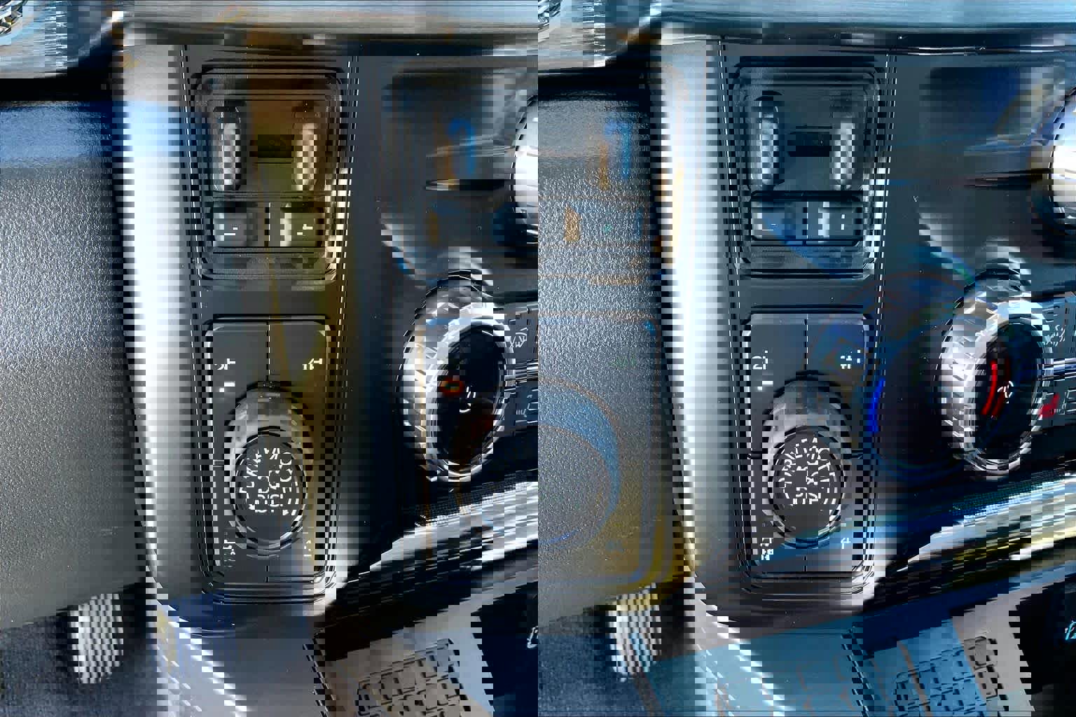 Certified 2026 Ford F250 Lariat w/ Tremor Off-Road Package image 32