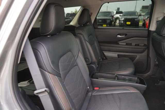 Used 2024 Nissan Pathfinder Platinum FWD image 17